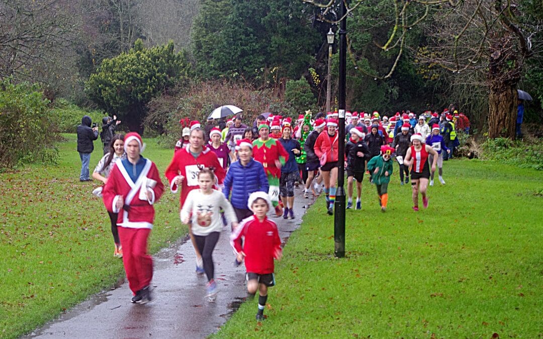 Santa Fun Runners starting course in the Abbey Grounds, Cirencester.