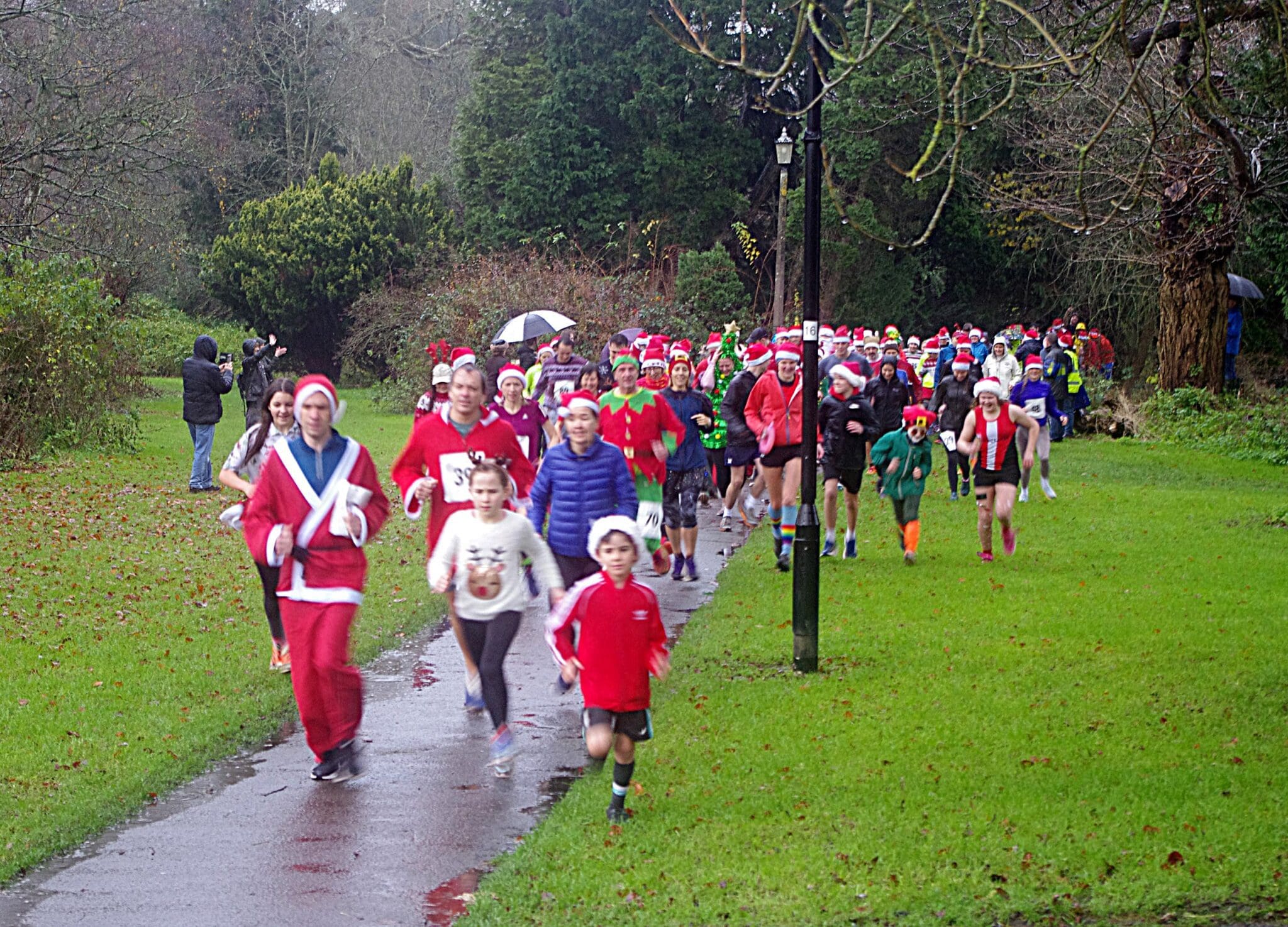 Santa Fun Runners starting course in the Abbey Grounds, Cirencester.